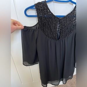 Dex open shoulder flowy blouse S